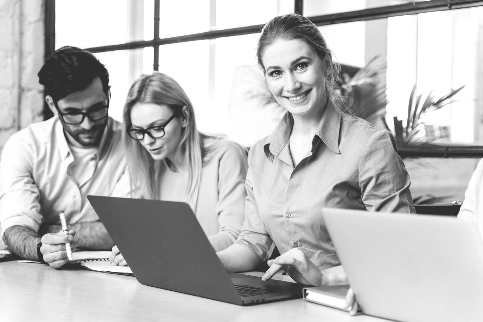 Modernes Finanzkonzept mit digitalen Investmenttools